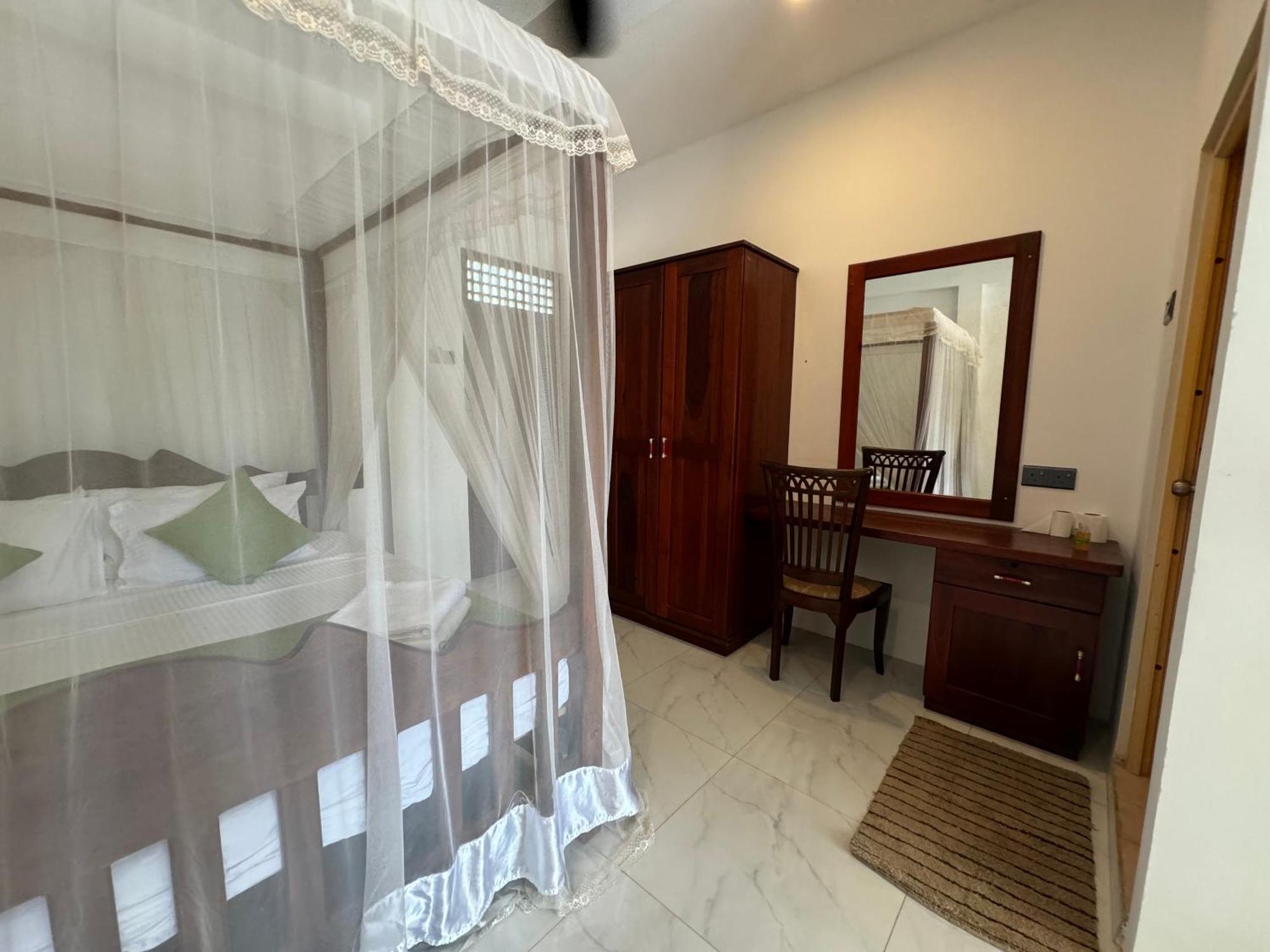 Brinkhouse Guesthouse , Unawatuna Beach Exterior photo
